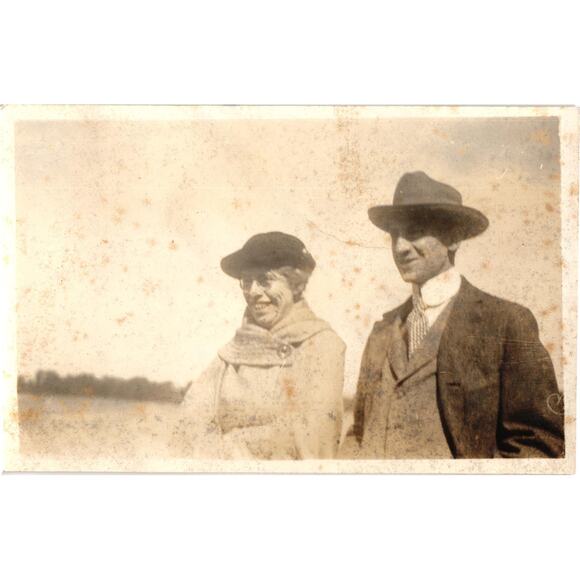Vintage Photo Couple Wearing Wide Brim Hats Western Americana Look - Picture 1 of 2
